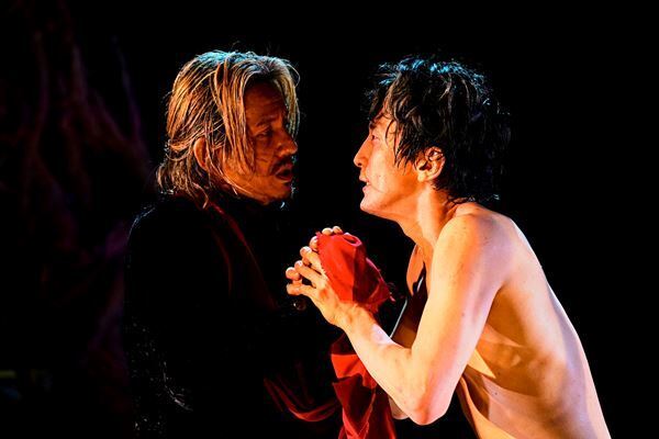 岡本健一「何も考えず、気楽に劇場に来ていただけたら」 成河との二人芝居『建築家とアッシリア皇帝』開幕