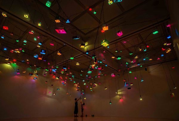 幅広い表現活動を続けてきたアーティスト・荒木珠奈が初めての回顧展を開催