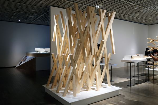 新しい公共建築に必要なのは「ネコの視点」だった！？　東京国立近代美術館『隈研吾展』をレポート！