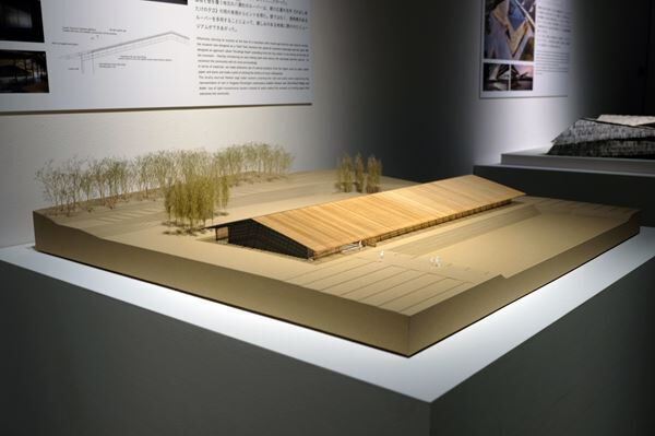 新しい公共建築に必要なのは「ネコの視点」だった！？　東京国立近代美術館『隈研吾展』をレポート！