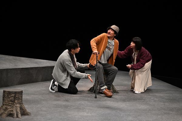 KAAT×城山羊の会『温暖化の秋 -hot autumn-』舞台写真＆山内ケンジのコメントが到着