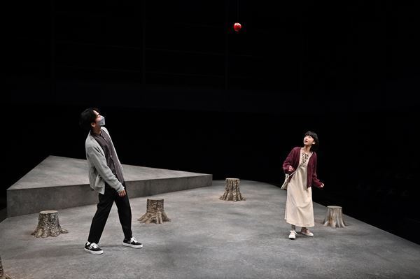 KAAT×城山羊の会『温暖化の秋 -hot autumn-』舞台写真＆山内ケンジのコメントが到着