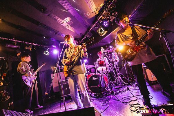 【ライブレポート】『Grasshopper vol.4』MOCKEN×かたこと×ハローモンテスキュー、音楽の力で一体となったフロアが体験した素敵な夜