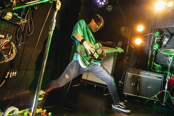【ライブレポート】『Grasshopper vol.4』MOCKEN×かたこと×ハローモンテスキュー、音楽の力で一体となったフロアが体験した素敵な夜
