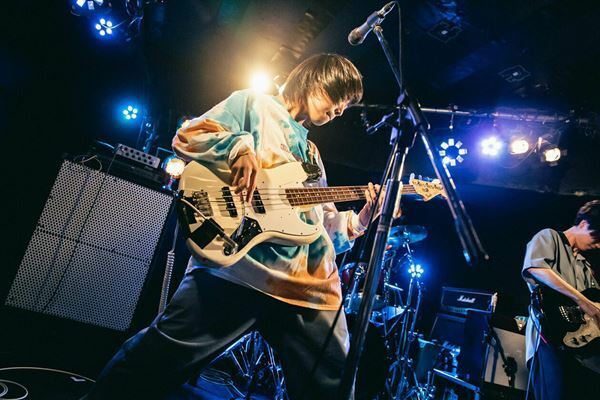 【ライブレポート】『Grasshopper vol.4』MOCKEN×かたこと×ハローモンテスキュー、音楽の力で一体となったフロアが体験した素敵な夜