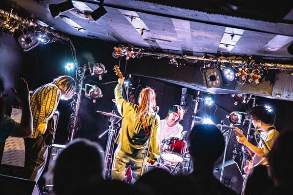 【ライブレポート】『Grasshopper vol.4』MOCKEN×かたこと×ハローモンテスキュー、音楽の力で一体となったフロアが体験した素敵な夜