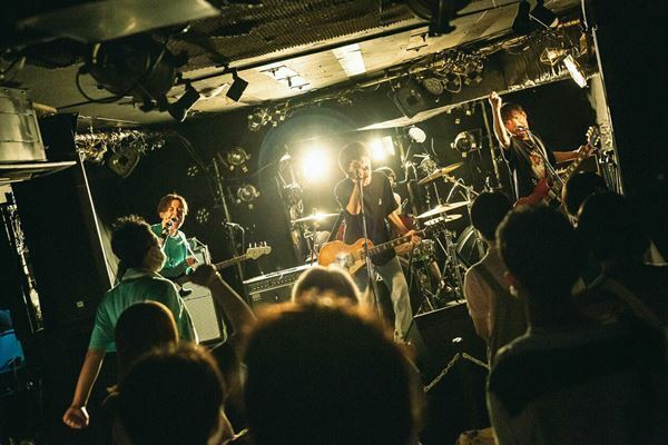 【ライブレポート】『Grasshopper vol.4』MOCKEN×かたこと×ハローモンテスキュー、音楽の力で一体となったフロアが体験した素敵な夜