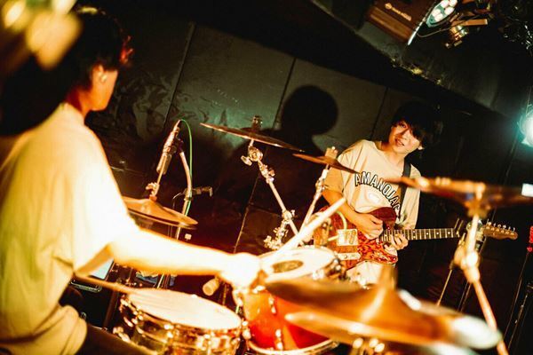 【ライブレポート】『Grasshopper vol.4』MOCKEN×かたこと×ハローモンテスキュー、音楽の力で一体となったフロアが体験した素敵な夜