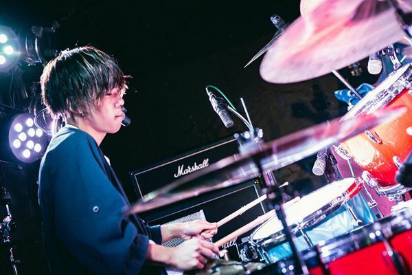 【ライブレポート】『Grasshopper vol.4』MOCKEN×かたこと×ハローモンテスキュー、音楽の力で一体となったフロアが体験した素敵な夜