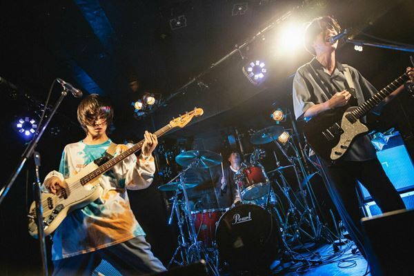 【ライブレポート】『Grasshopper vol.4』MOCKEN×かたこと×ハローモンテスキュー、音楽の力で一体となったフロアが体験した素敵な夜