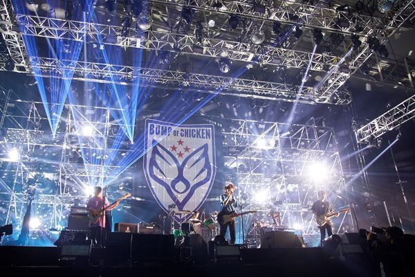 BUMP OF CHICKENが2年8カ月ぶりに有観客ライブ開催、結成25周年を3万人と祝福