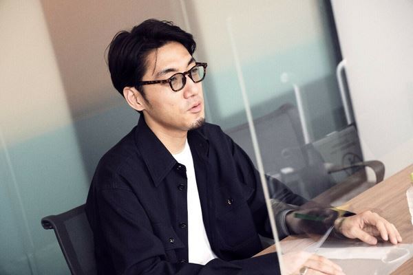 tofubeats、4年ぶりのアルバムと初の書籍を語る「耳が聞こえなくなった時に、鏡が気になるなって」