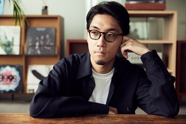 tofubeats、4年ぶりのアルバムと初の書籍を語る「耳が聞こえなくなった時に、鏡が気になるなって」