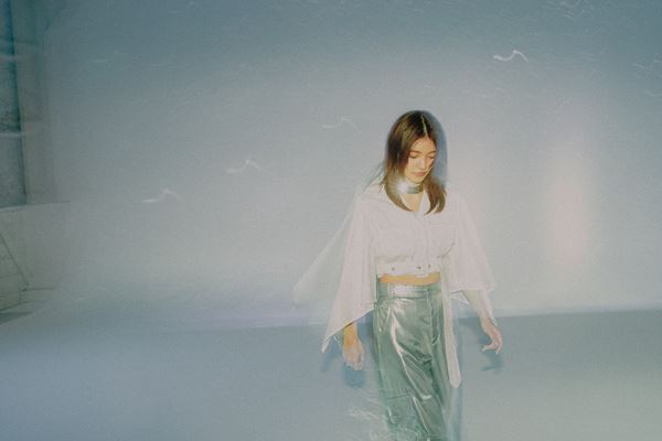 由薫、疾走感あふれる新曲「Swimmy」リリックビデオ公開