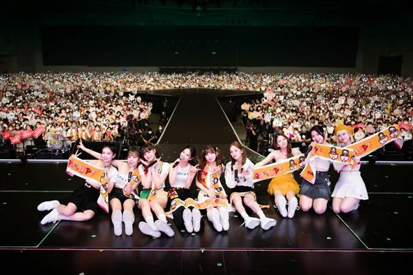 NiziU、初の全国ツアーが福岡で開幕「ここまで来られたのは“WithU”のおかげ」