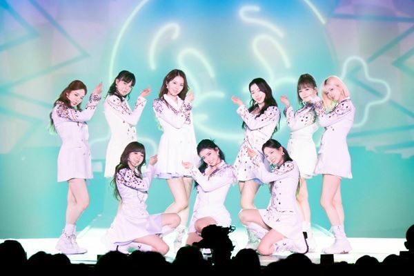 NiziU、初の全国ツアーが福岡で開幕「ここまで来られたのは“WithU”のおかげ」