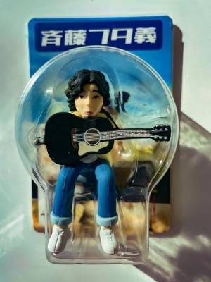 斉藤和義、サンドアートで制作された「Over the Season」MVプレミア公開決定　話題のフィギュア“斉藤フタ義”の販売も