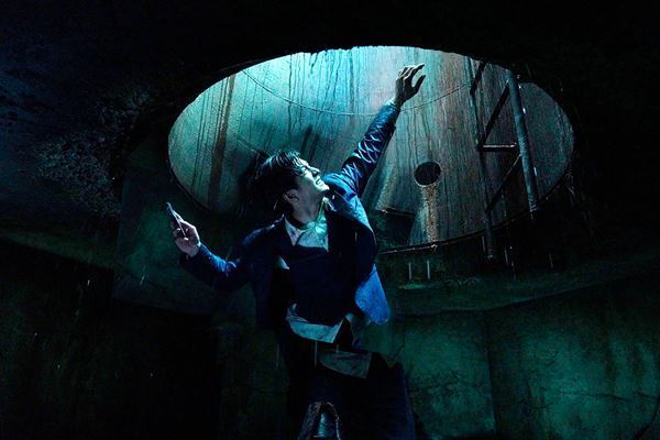 中島裕翔がもうひとりの主人公“マンホール”のセットを紹介する動画が公開