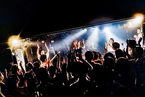 【ライブレポート】Wienners、全国20カ所のツーマンツアー初日　「俺たちの音楽に携わってくれた人を助けたい」