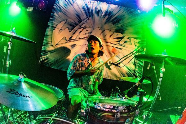 【ライブレポート】Wienners、全国20カ所のツーマンツアー初日　「俺たちの音楽に携わってくれた人を助けたい」