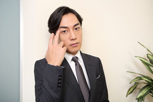 【『スリル・ミー』キャスト対談第2弾】　成河×福士誠治 ～“資本主義の病”を描く旅人ペア～