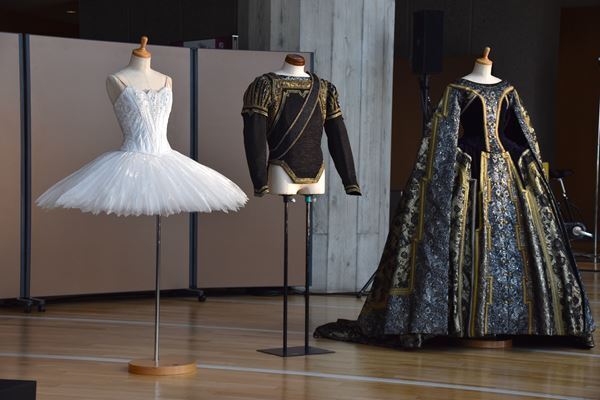 吉田都「演じる楽しさを感じてもらえたら」　新国立劇場バレエ団『白鳥の湖』一年越しの開幕へ