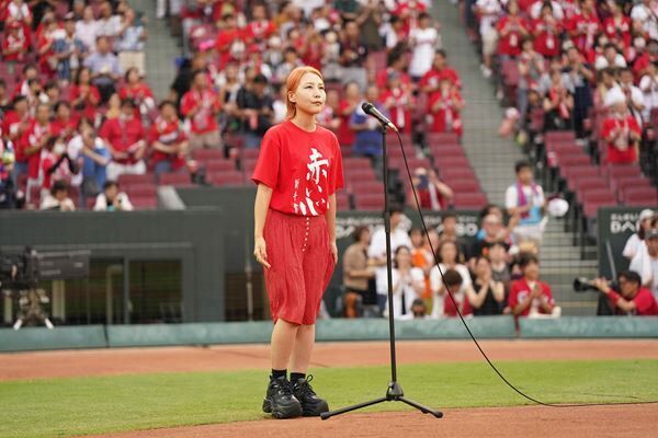 世武裕子、ファンである広島東洋カープの本拠地マツダスタジアムで国歌斉唱
