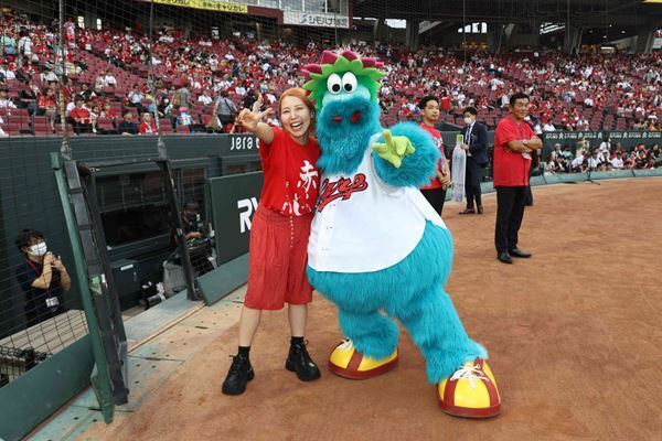 世武裕子、ファンである広島東洋カープの本拠地マツダスタジアムで国歌斉唱