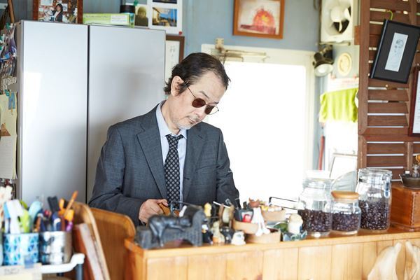 「コーヒーの日」記念、映画『アンダーカレント』リリー・フランキーがコーヒーを淹れる場面写真＆メイキング写真公開
