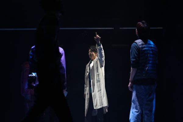 伊藤健太郎が“真実”を探究する編集部員に、舞台『背信者』開幕＆配信スタート