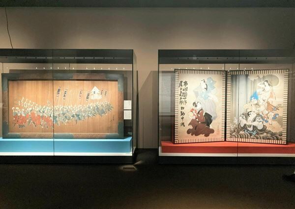 （左）：月岡芳年《ま組火消しの図》1879年赤坂氷川神社（右）：落合芳幾・四代鳥居清忠《吃又》看板絵（芳幾）《文覚》看板絵（四代鳥居清忠）1894年早稲田大学演劇博物館