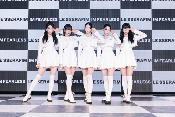 LE SSERAFIMが日本デビューショーケースイベントを開催　SAKURA「これからもずっと一緒に歩んで」
