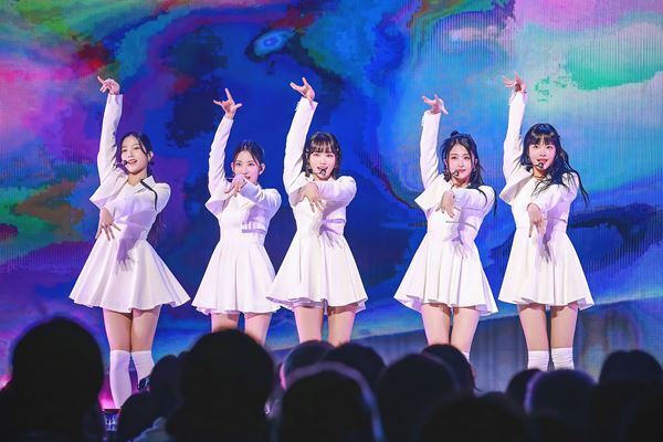 LE SSERAFIMが日本デビューショーケースイベントを開催　SAKURA「これからもずっと一緒に歩んで」