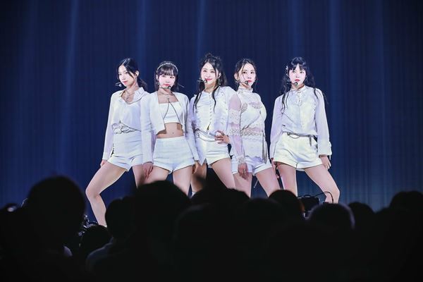 LE SSERAFIMが日本デビューショーケースイベントを開催　SAKURA「これからもずっと一緒に歩んで」