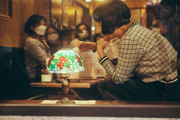 片桐はいり×岡田利規 対談 喫茶店上演の『あなたが彼女にしてあげられることは何もない』