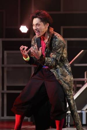 室龍太「ヤバイ作品が世に放たれます！」　昭和の名作映画を舞台化した『危いことなら銭になる』開幕