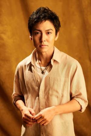 屋良朝幸「新しいエンタテインメントが生まれる」音楽劇『スラムドッグ＄ミリオネア』