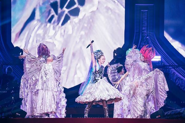 MISIA、デビュー25周年記念ライヴで灯した未来への希望「皆さんは私にとっての光」