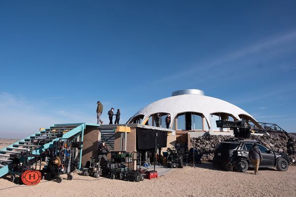 着想は『マトリックス』から!? 『ドント・ウォーリー・ダーリン』監督のウラ話＆メイキング画像公開！