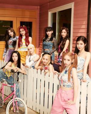 Kep1er、新曲「Up!」を日本のテレビで初披露　メンバー全員の“エンディング妖精”を披露したスペシャル映像も公開