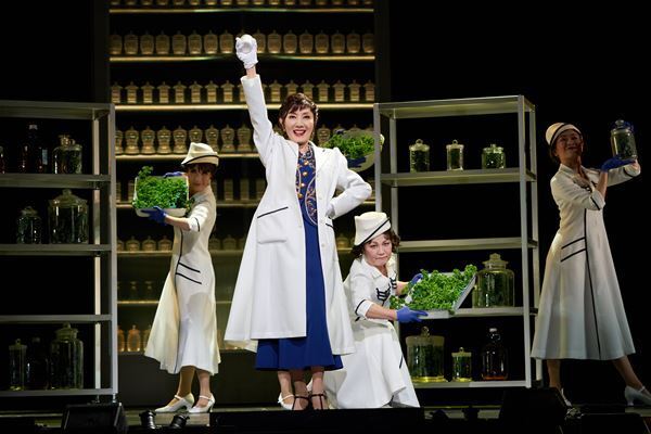 明日海りお＆戸田恵子主演『エリザベス・アーデンvs.ヘレナ・ルビンスタイン』開幕「愛が詰まった作品になった」