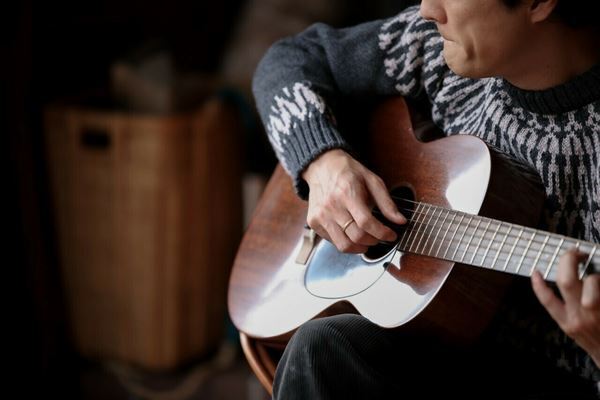 【独占ロングインタビュー】“聴いたことのない「さくら」がここにある”　 森山直太朗、20周年を締めくくる弾き語りベストアルバムを語る