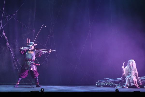 早乙女太一＆倉科カナ『蜘蛛巣城』開幕、人間の“業”を若々しい夫婦に乗せて