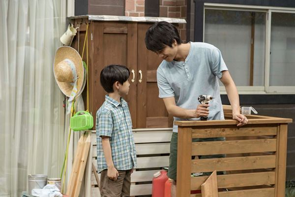 本日バースデーの重岡大毅、悲劇の父親役に挑んだ映画『禁じられた遊び』の新着写真公開