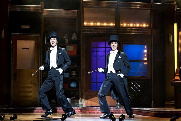 ミュージカル『ダブル・トラブル』TeamE開幕　上口耕平と水田航生のコメント&舞台写真到着