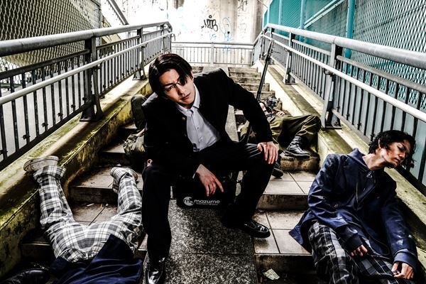 轟（前田公輝）がにらみ小田島（塩野瑛久）がたたずむ　『HiGH&LOW THE WORST X』沼落ちの立役者の場面写真公開