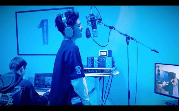 SKY-HI、音楽を表現する喜びが詰まった「14th Syndrome feat. RUI, TAIKI, edhiii boi」MV公開