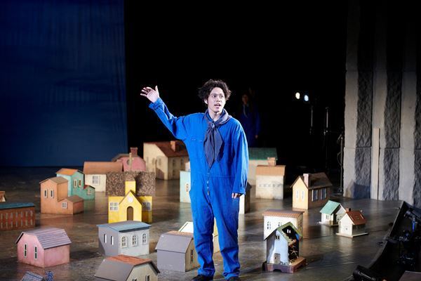 白井晃がリクリエイションする『メルセデス・アイス』開幕　舞台写真＆キャストコメント到着