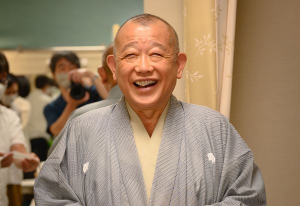 “バケモン”笑福亭鶴瓶の素顔を追った写真展　大西二士男「笑福亭鶴瓶17年の観察記『ウラとオモテと本当の顔』」渋谷で開催