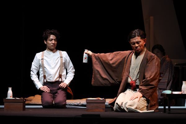 舞台『銀河鉄道の父』より、左から）賢治役の福田悠太（ふぉ～ゆ～）と父・政次郎役の的場浩司